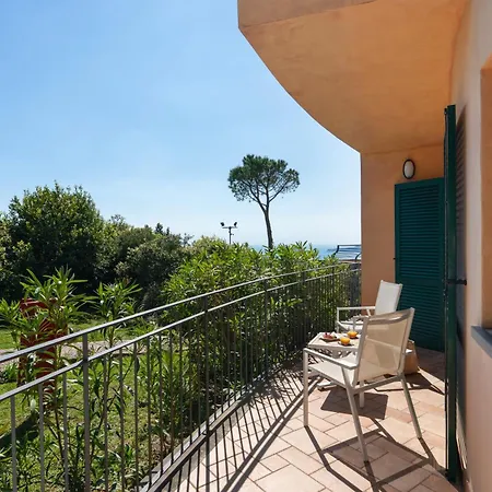 Golfo Dei Poeti Relais & מלון אמליה