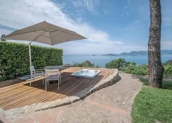 Golfo Dei Poeti Relais & מלון