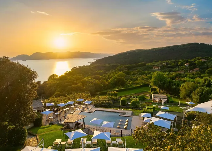 Golfo Dei Poeti Relais & אמליה