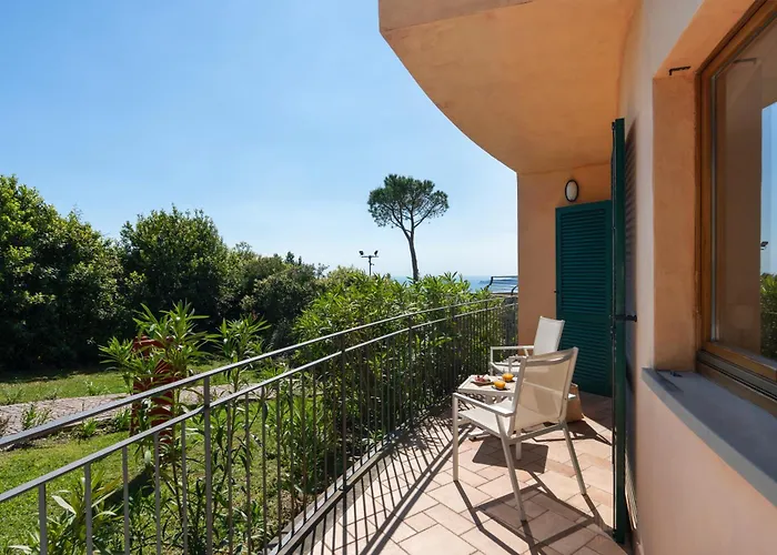 Golfo Dei Poeti Relais & מלון אמליה
