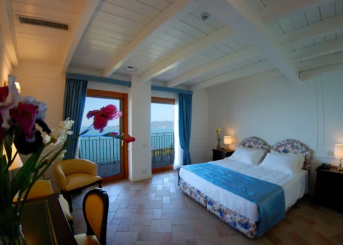 Golfo Dei Poeti Relais & מלון