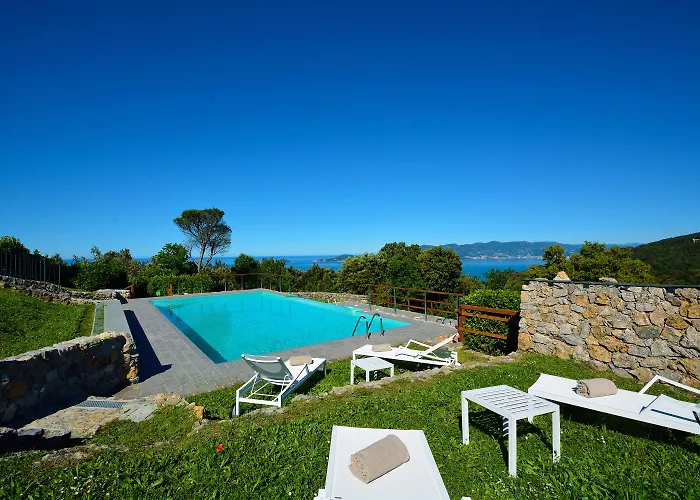 Golfo Dei Poeti Relais & אמליה
