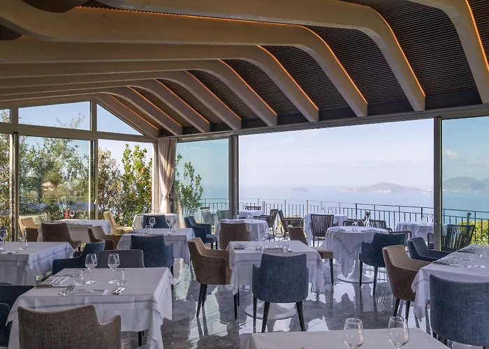 Golfo Dei Poeti Relais & מלון